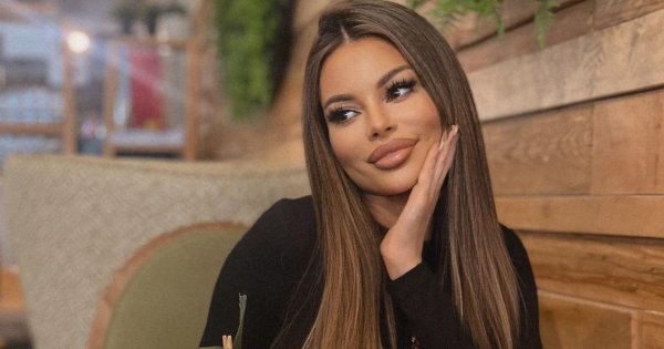 Justyna Gradek w czerwonej koronkowej bieliźnie życzy wszystkim Wesołych Świąt!