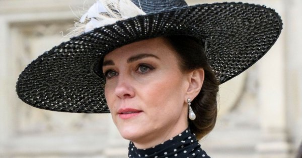 Kate Middleton w eleganckiej sukience tuli się do męża! Słodki widok?