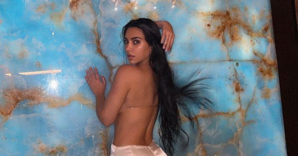 Kim Kardashian skopiowała kreację z 1998 roku! "Nadal mam tę sukienkę" - komentuje Carmen Electra