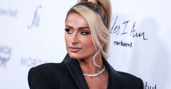 Paris Hilton w cekinach i niebotycznie wysokich szpilkach na ściance! Jak wypadła?