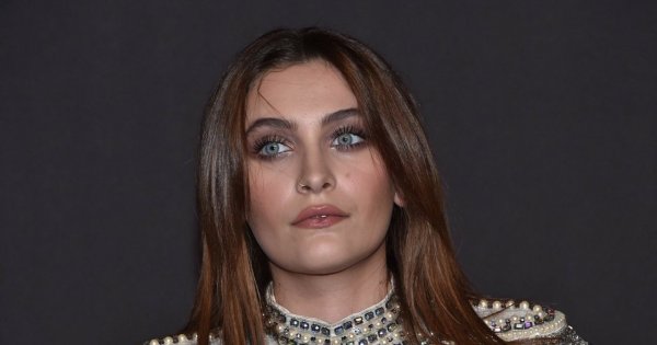 Paris Jackson pozuje na ściance w dziwnej sukience! "Ale co to za stylizacja?!" - dopytują fani