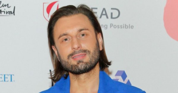 Rafał Grabias z gołą klatą na ściance! Tak ubrał się na galę otwarcia LGBT+ Film Festival