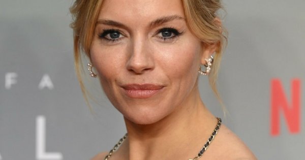 Sienna Miller pozuje na ściance w dziewczęcej stylizacji! "Wyglądasz na 20 lat mniej! I jaka chudzinka!" - piszą fani