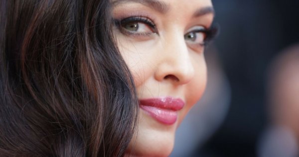 48-letnia Aishwarya Rai wyglądała jak bogini w Cannes! Która z dwóch kreacji aktorki zdobywa medal?