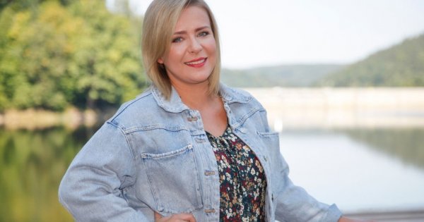 Aneta Zając w short bobie z grzywką pokazała się na Instagramie w sukni ślubnej