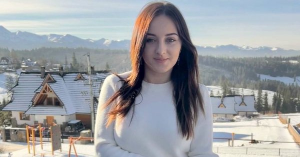 Rolnik szuka żony – Ania Bardowska w błękitnej, prześwitującej sukience na ślubie. Tak wypada?