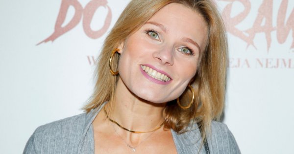 Anna Głogowska pozuje na ściance w oryginalnej sukience! Ten kolor jest jednym z najmodniejszych w tym sezonie!