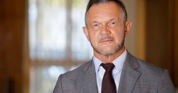 Półnagi Cezary Pazura prezentuje formę: "Czy to Arnold Schwarzenegger?" - ktoś pyta. Niezłe ciacho?