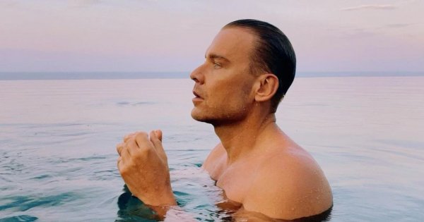 Dawid Woliński na miesięcznych wakacjach na Bali hasa z gołym tyłkiem po plaży! Ale ma formę!