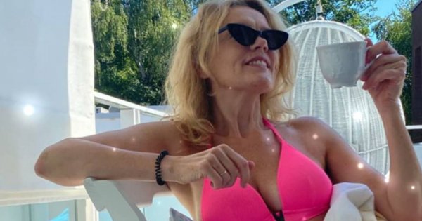 56-letnia Dorota Chotecka w mocno wykrojonym stroju kąpielowym eksponującym biust! "W tym wieku nie wypada" - ktoś pisze
