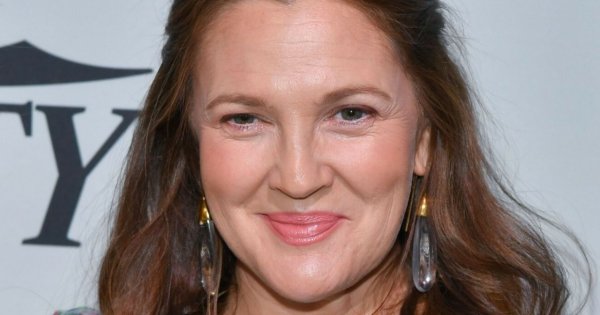 Drew Barrymore pozuje w luźnej sukience w kwiaty na ściance. "Coś w tej stylizacji nie gra..." - ktoś pisze