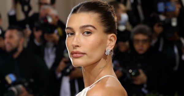 Hailey Bieber zaledwie miesiąc po groźnym udarze pozuje na MET GALI w pięknej satynowej sukni