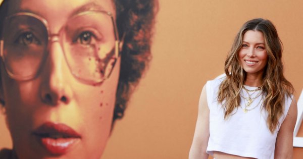Jessica Biel w najmodniejszym wiosennym looku na premierze serialu „Candy”. Jaką stylizację wybrała?