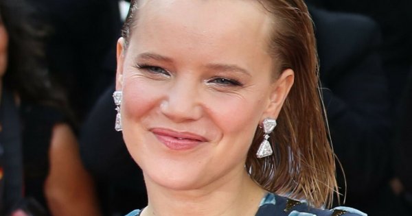 Joanna Kulig w granatowej długiej sukience na festiwalu w Cannes! Fryzura #wethair czyli "mokra włoszka" to sztos!