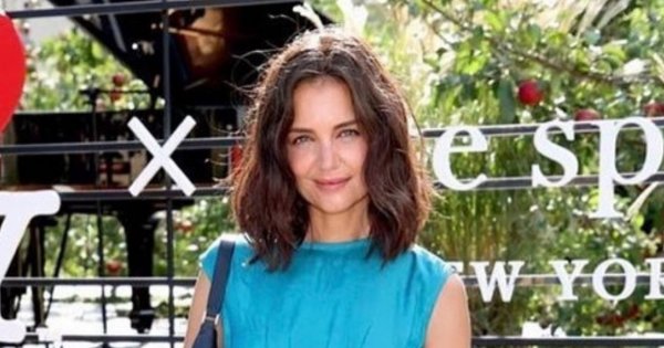 Katie Holmes podkreśla sylwetkę modnym outfitem! Tego fasonu spodni nie może zabraknąć w wiosennych stylizacjach!
