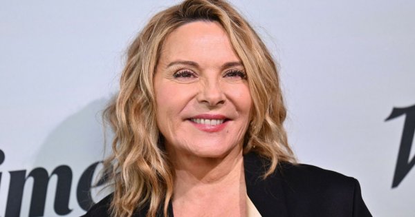 65-letnia Kim Cattrall w skromnym garniturze odbiera nagrodę podczas gali Variety Power of Women. Wygląda na swój wiek?