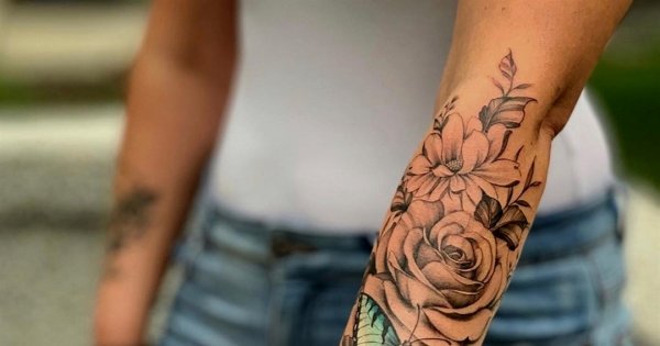 Tatuaże kwiatowe - to najpopularniejszy trend 2022 wśród kobiet! Zobacz najpiękniejsze projekty!