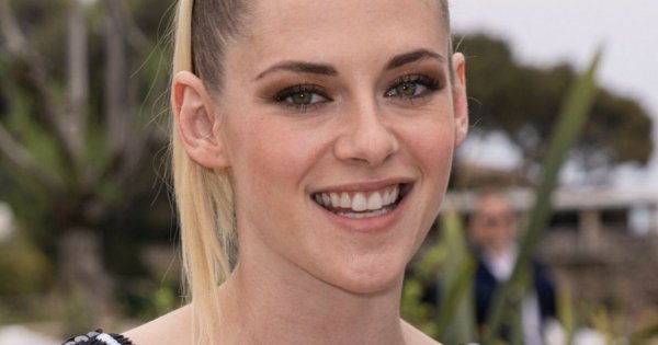 Kristen Stewart na zamknięciu festiwalu filmowego w prześwitującej kreacji. Oj, zapomniała założyć stanika...