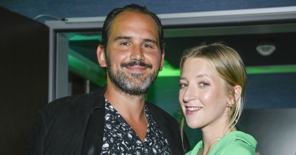 Lara Gessler i Piotr Szeląg na pokazie MMC! Zielona sukienka podkreśliła ciążowy brzuszek!