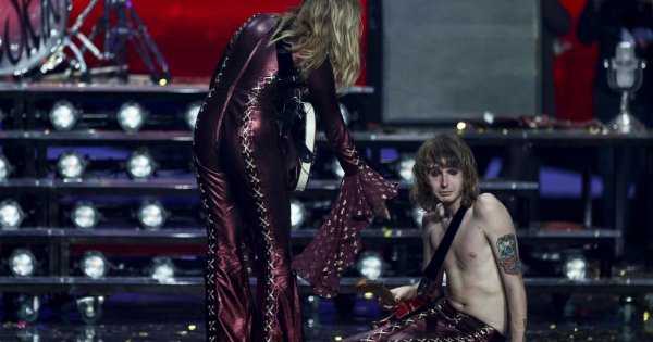 Członek zespołu Maneskin na Eurowizji 2022 ze skręconą kostką: "Występowałem już w gorszej formie". Widać, że go boli?