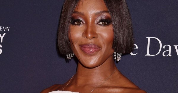 52-letnia Naomi Campbell pokazuje piersi w Cannes! Udana stylizacja?