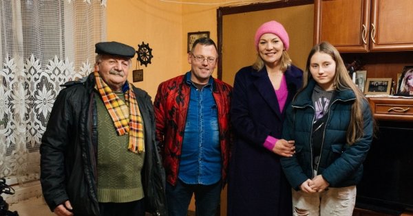 „Nasz nowy dom”: nastolatka po śmierci mamy mieszkała z ojcem i dziadkiem w złych warunkach. Dostała pokój na poddaszu