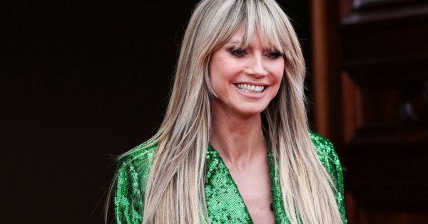 Heidi Klum pozuje na ściance w satynowym garniturze... Ta stylizacja to hit czy kit?