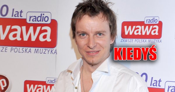 Piotr Kupicha w skórzanych spodniach i marynarce. Do tego krzyż na klacie. Wystylizował się za mocno?
