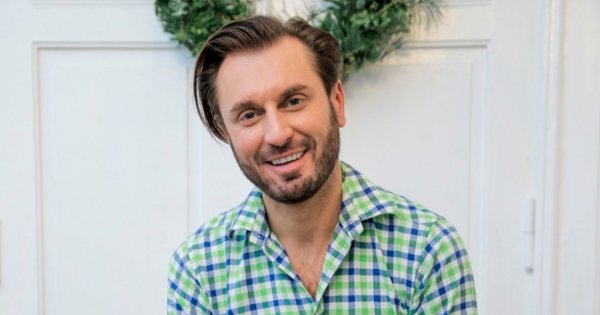 Rafał Grabias pocałował mężczyznę w proteście przeciw zamazaniu plakatu „Vogue Polska”