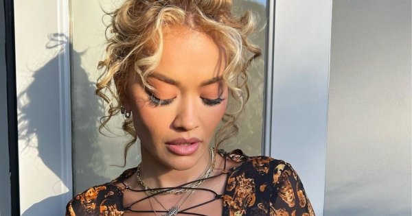 Rita Ora bez stanika w bluzce z szerokim wycięciem! "Czasami to już serio przesadzasz..." - ktoś pisze