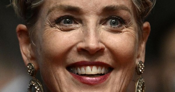 Sharon Stone w 3 stylizacjach w Cannes: białej sukience, zielonej z rozcięciem do pasa i czerwonej skórzanej! Oszołamia! Wygląda na 64 lata?