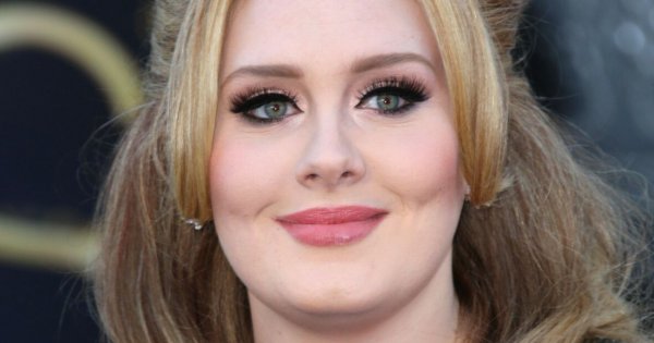 Najlepsze stylizacje Adele! Ze skromnej dziewczyny w... Jak zmieniła się jedna z najbardziej popularnych wokalistek na świecie?!