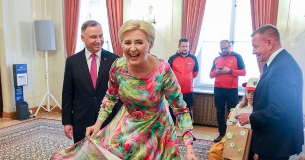 Agata Duda w kremowej sukience na obiedzie u króla Hiszpanii. Udana stylizacja?
