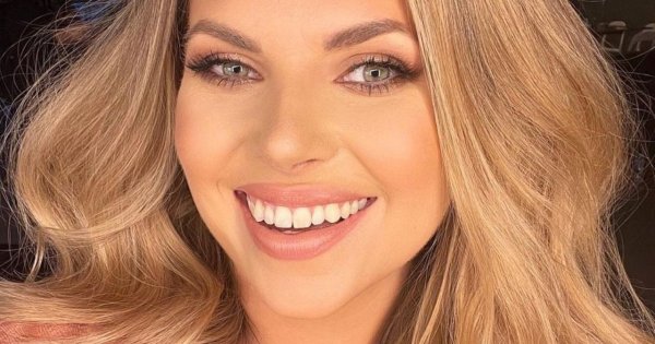 Aleksandra Kwaśniewska pokazała sukienkę na wesele. Pasowała do uroczystości na plaży?