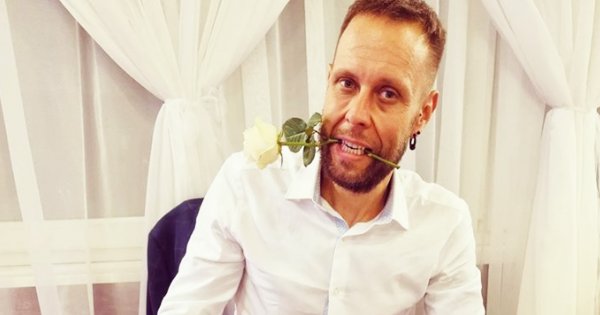 Mateusz Borkowski kompletnie nagi siedzi na toalecie. Ktoś uchwycił go w bardzo... intymnej sytuacji? Przesadził?