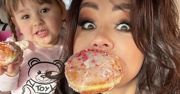 Sylwia Bomba kusi zgrabnymi nogami w kusym szlafroczku. Leży w łóżku ze swoją córeczką. Fani: "Bombowe dziewczyny"