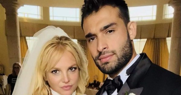 Britney Spears pokazała zdjęcia z wesela. Szok, co tam się działo! Odsłoniła gołe pośladki i całowała się z Madonną!