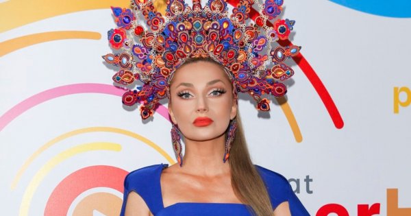 Cleo otulona złotem chwali się na plaży swoją zgrabną figurą: "Co za nogi! Ciało marzenie" - piszą fani