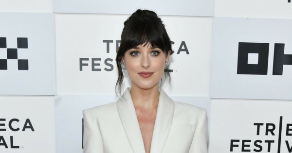 Dakota Johnson zaskoczyła outfitem na premierze filmu „Cha Cha Real Smooth”. Czym wyróżniała się stylizacja aktorki znanej z filmu „Pięćdziesiąt twarzy Greya?”