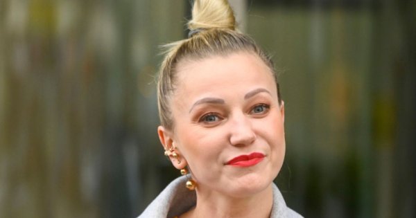 Daria Ładocha pokazała się w modnej stylizacji! Tej spódnicy nie może zabraknąć w letnich outfitach!