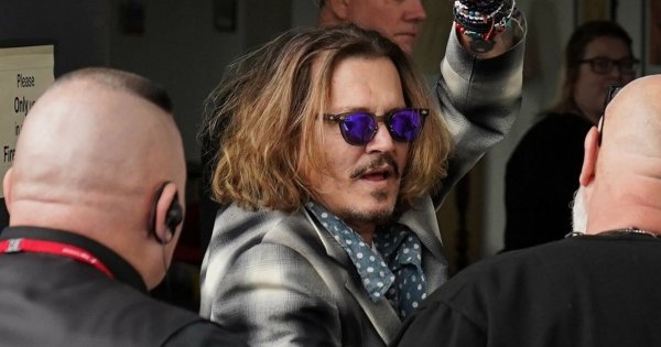 Johnny Depp przegiął ze świętowaniem? Po hucznej imprezie został wyprowadzony z hotelu...