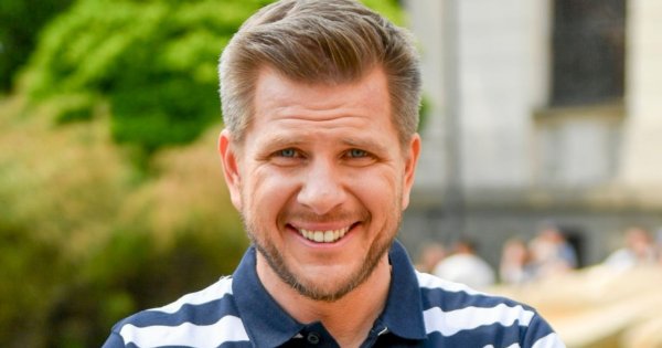 Filip Chajzer z gołą klatą nad basenem: "No chłopie! Formę to Ty masz niezłą. Ciasteczko!" - chwalą fani