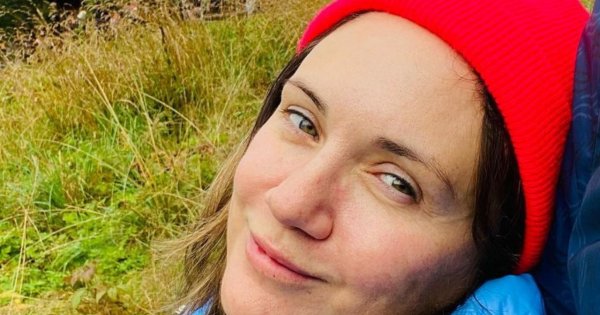 Ilona Ostrowska w białym damskim garniturze i...berecie! To najbardziej niecodzienna stylizacja eventu...