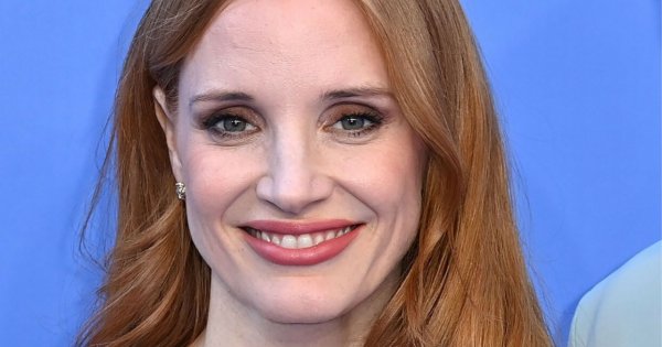 Jessica Chastain pozuje na ściance w stylizacji z dekoltem do pępka... Przesadziła?!