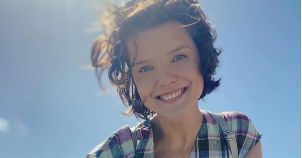 Joanna Jabłczyńska w żółtej stylizacji do ziemi. Eksponuje brzuch i zgrabne nogi. Fani: "Nasza bogini"
