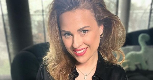 Kaja Paschalska pokazała się w bikini, a teraz pozuje topless: "Dama z sianem na głowie" - piszą fani