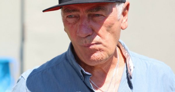 74-letni Karol Strasburger w młodzieżowej stylówce na VIP CROSS off-road! Czapka z daszkiem odejmuje mu lat?