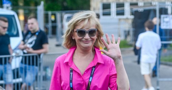 Katarzyna Żak w niebieskiej i kwiatowej sukni z długimi rękawami w Opolu 2022. Wygląda na 58 lat?