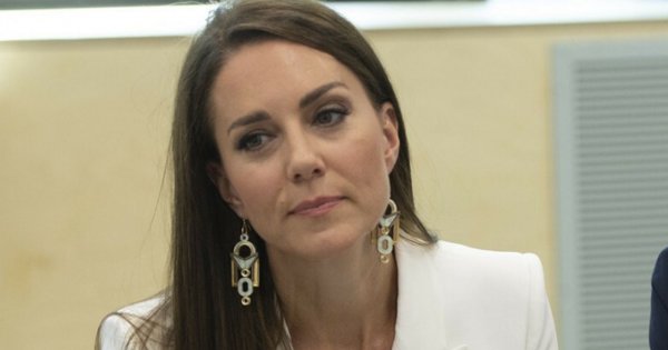Kate Middleton zachwyca w czerwonym płaszczu i eleganckich spodniach! To modna propozycja na wiosnę!