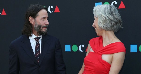 Keanu Reeves z siwowłosą dziewczyną na imprezie. Internauci komentują jej wygląd. "Obrzydliwe"